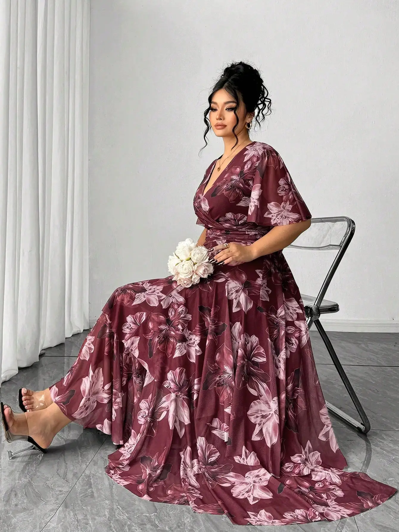 

Бордовое макси-платье больших размеров с цветочным принтом, глубоким V-образным вырезом, короткими рукавами, завязками на талии и расклешенным подолом для элегантных мероприятий