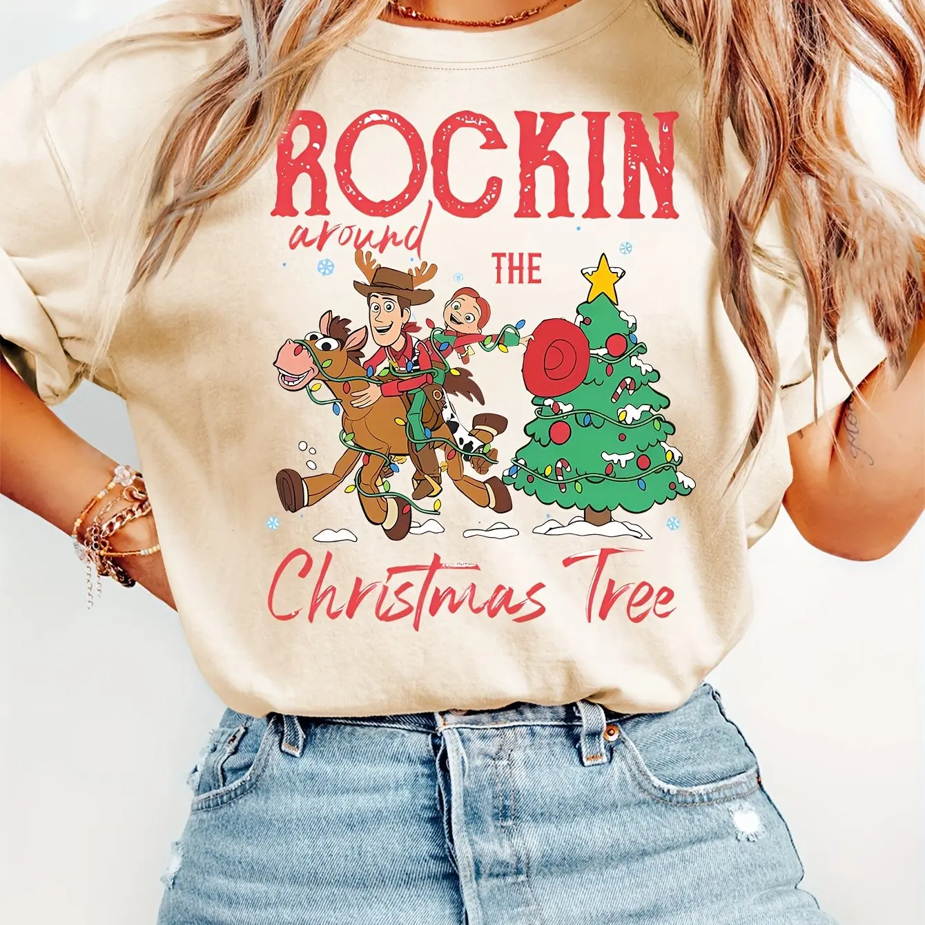 تي شيرت نسائي من Disney Toy Story لعيد الميلاد، تي شيرت رسمي لفيلم الرسوم المتحركة Pixar مع تصميم قلب أحمر وودي جيسي ناعم قابل للتمدد