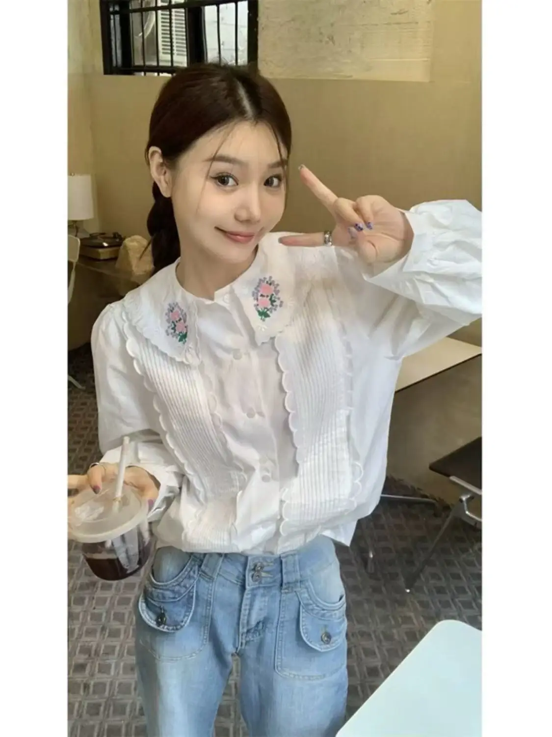 Koszule Lolita z haftowanymi kwiatami, białe, urocze, z kołnierzykiem Piotrusia Pana, zapinane na guziki, z falbankami, w stylu francuskim, słodkie i eleganckie.