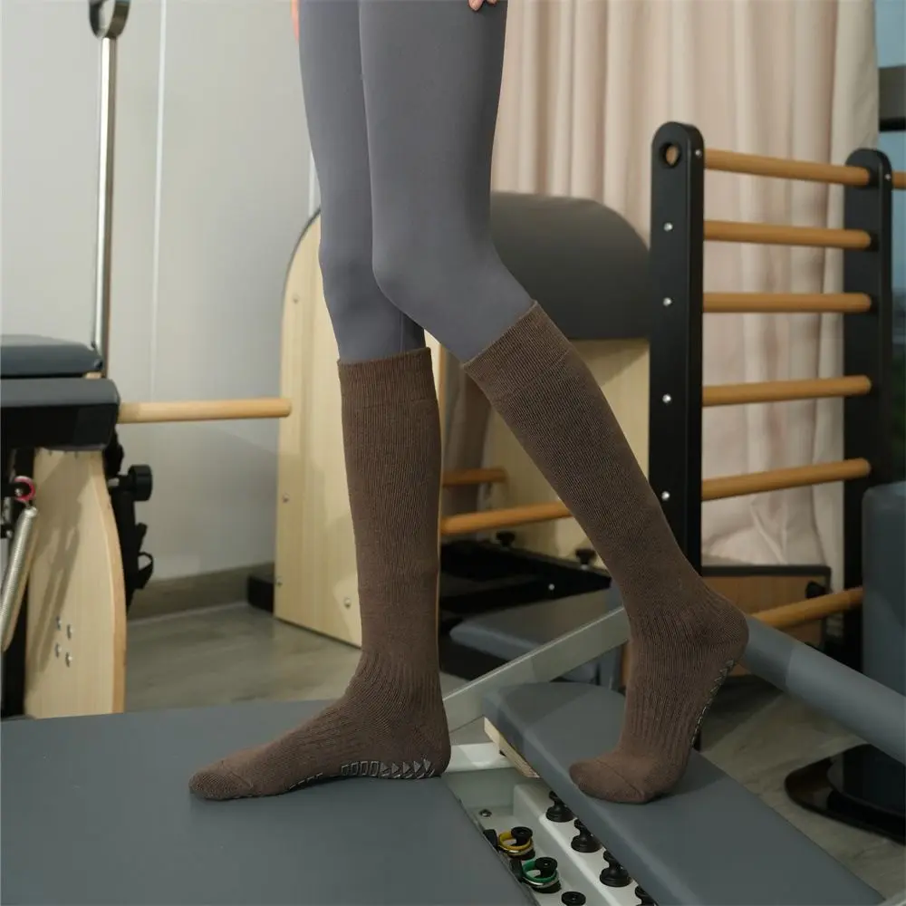 Calcetines antideslizantes de tubo largo para mujer, medias elásticas de secado rápido para Yoga, Pilates y Ballet, Color oscuro