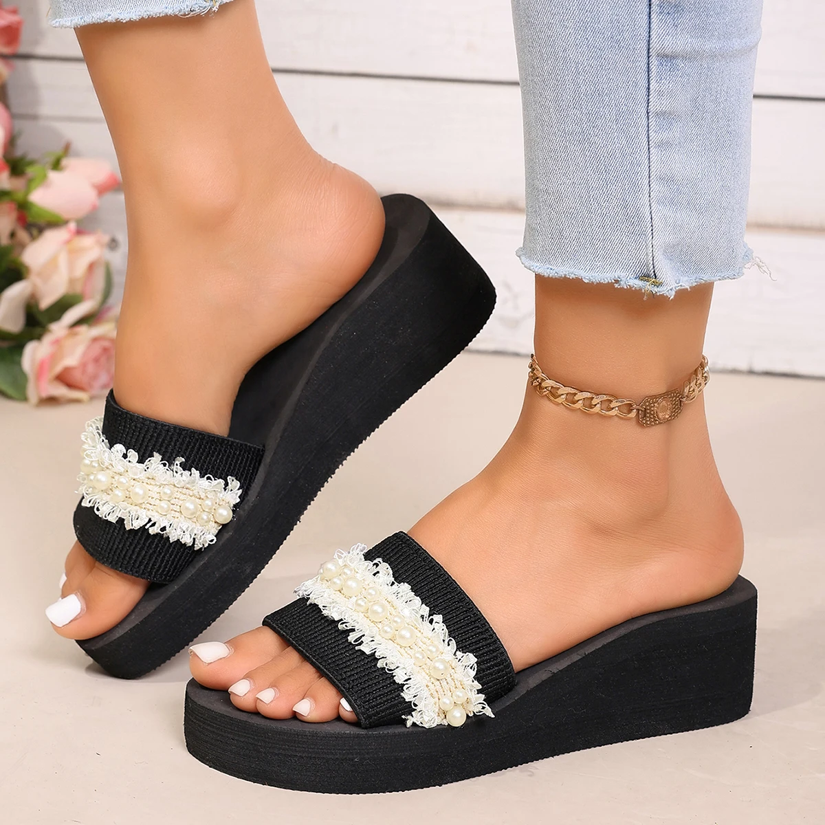 5 cm Absatzhöhe, elegante, mit Strasssteinen verzierte, schlichte schwarze Slip-On-Sandalen für Damen – Detail 3