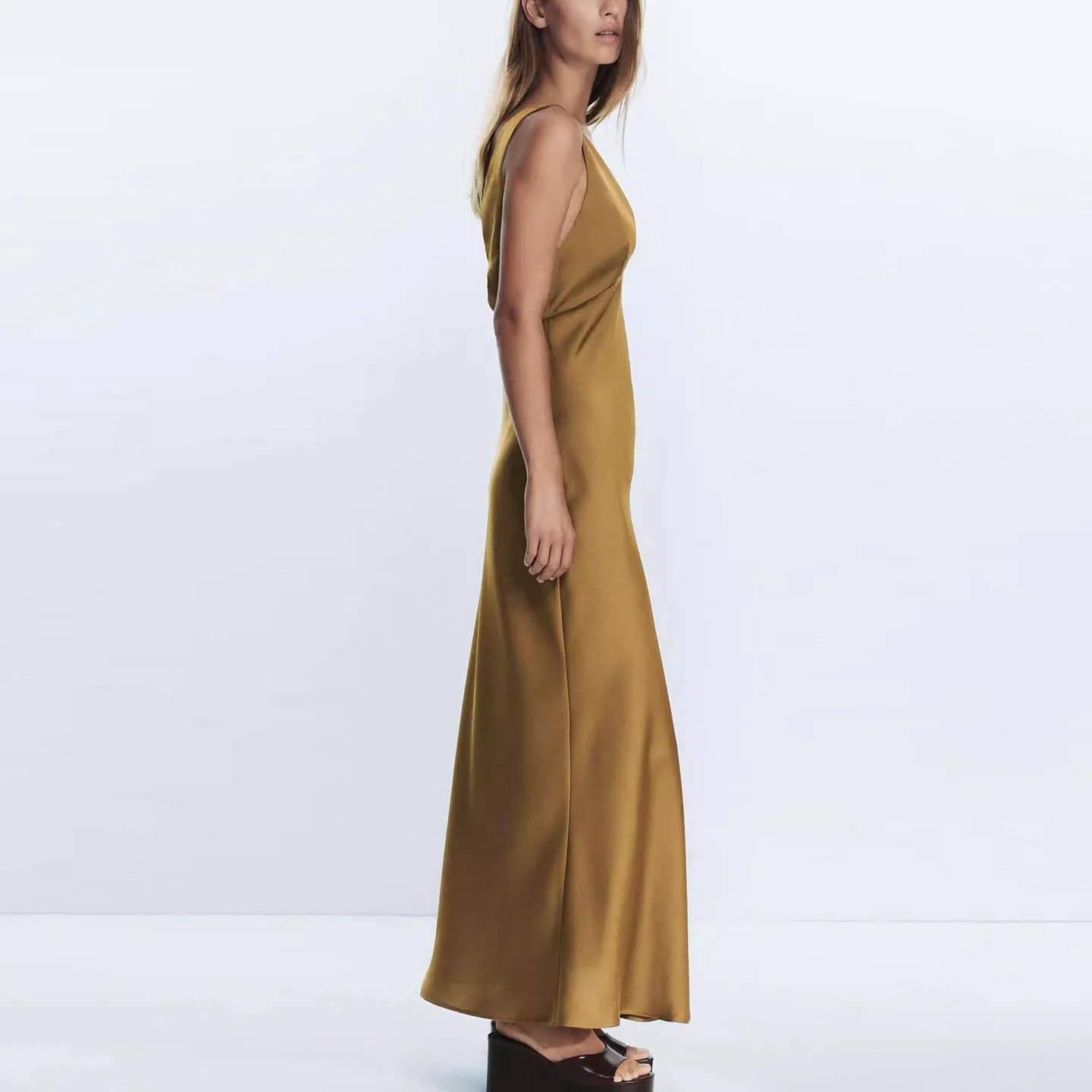 Damska moda, spersonalizowana, jedwabista satyna, midi, elegancka, codzienna, na co dzień, kolekcja jesienna.