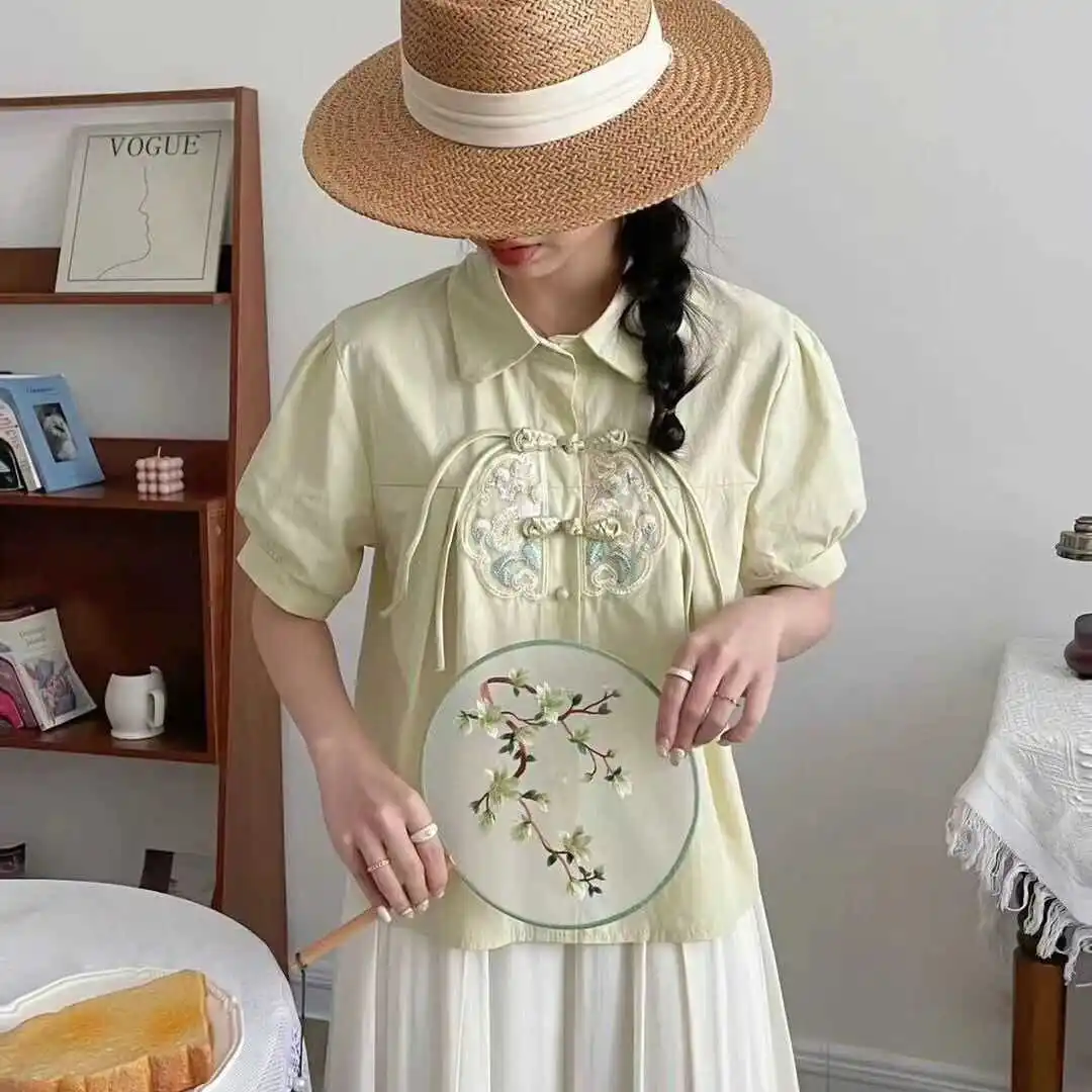 Novo Top Feminino de Verão 2025 com Bordado Chinês, Estilo Suave e Delicado, Decote em V e Botões