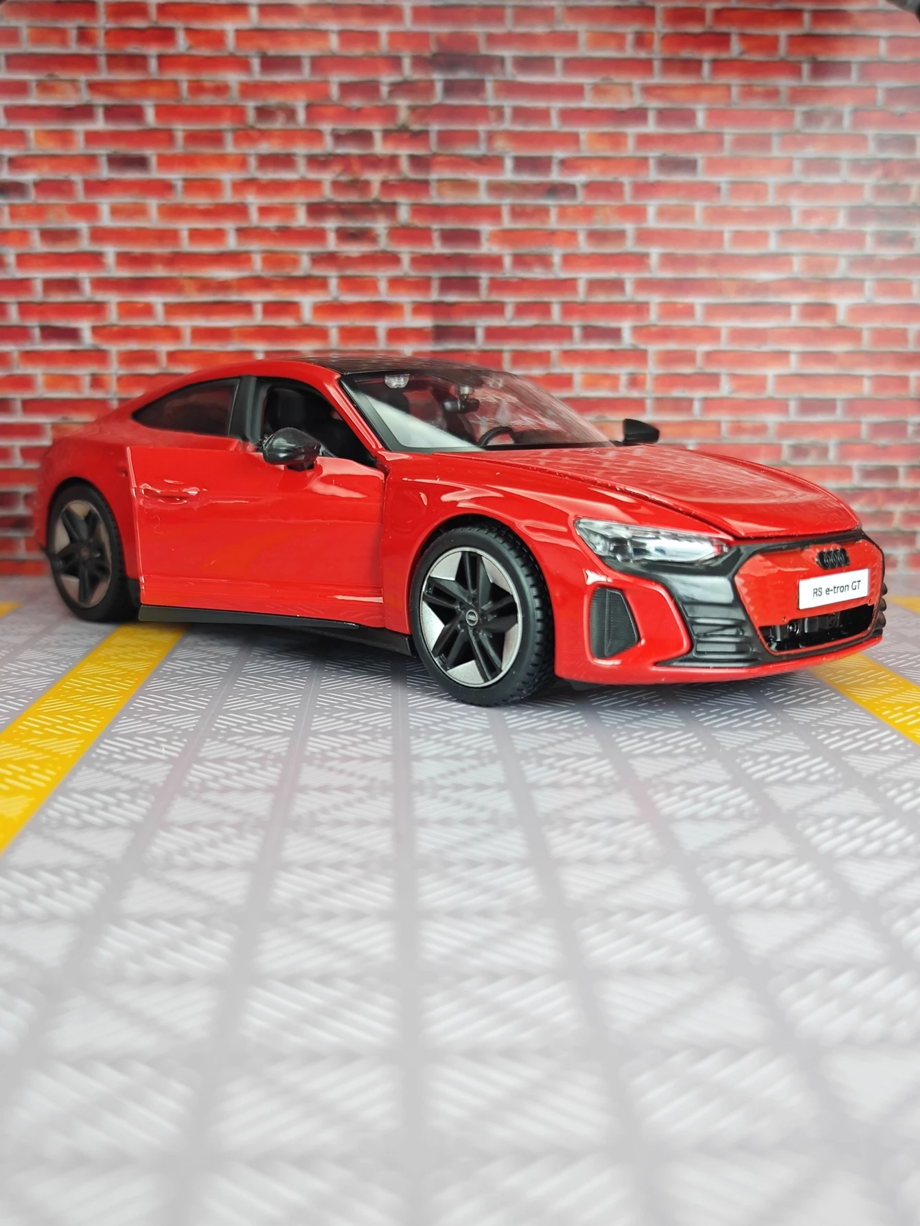 1:25 أودي e-tron GT2022 نموذج سيارة مصنوع من خليط معدني تفاصيل غنية وصناعة متقنة يمكن تقديمها كهدية عيد ميلاد للأصدقاء