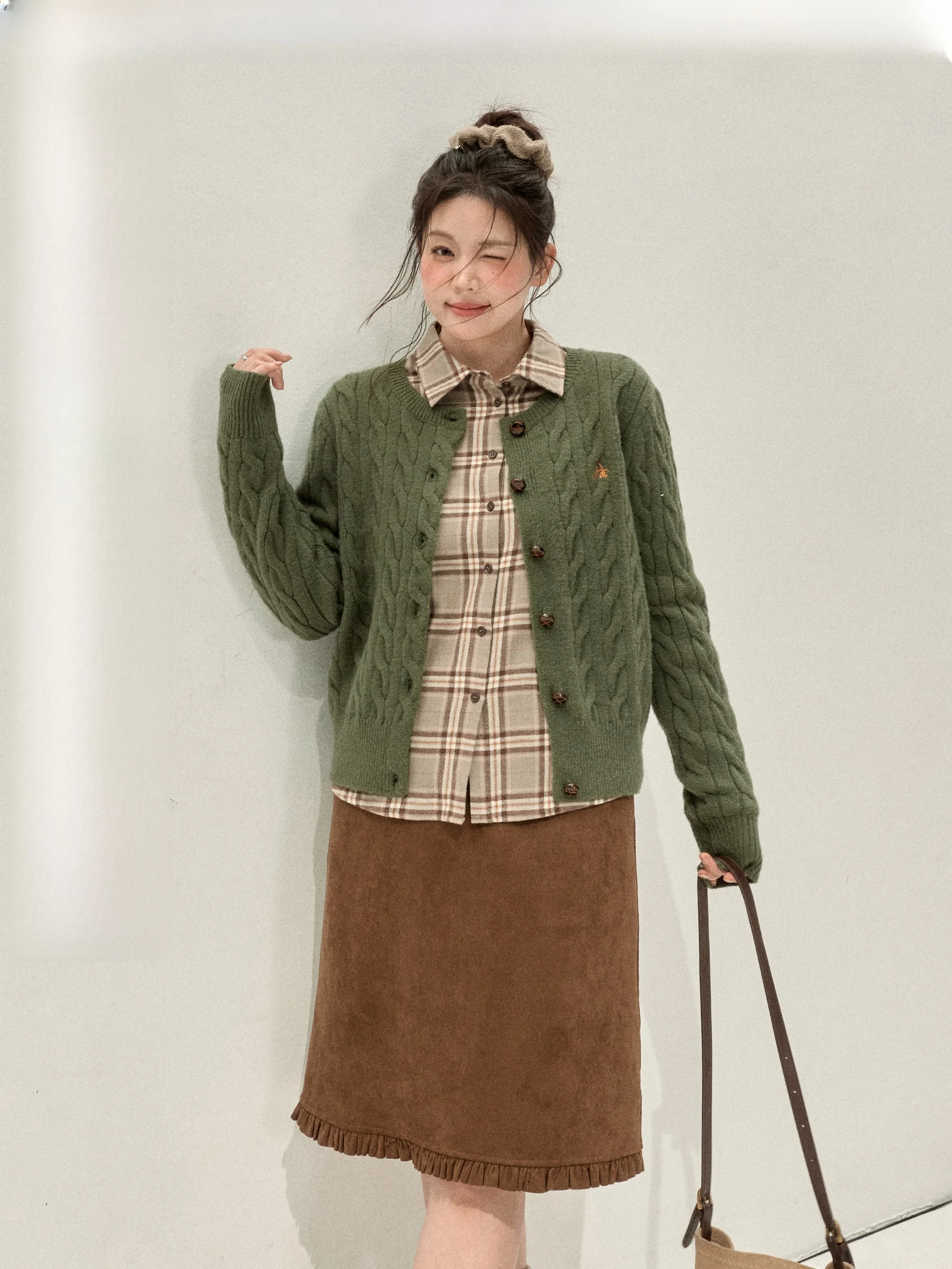 

Теплый комплект из свитера и юбки Jiu Lu Studio для полных женщин: вязаная юбка-миди А-силуэта в клетку из замшевой ткани