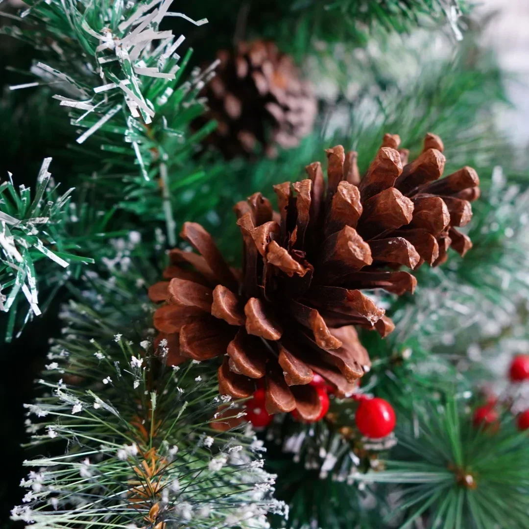 7フィートのフルシェイプ人工クリスマスツリー、密集した枝先、ライトなし、松ぼっくりとベリー付き、耐久性のある折りたたみ式ベース、屋内外装飾用