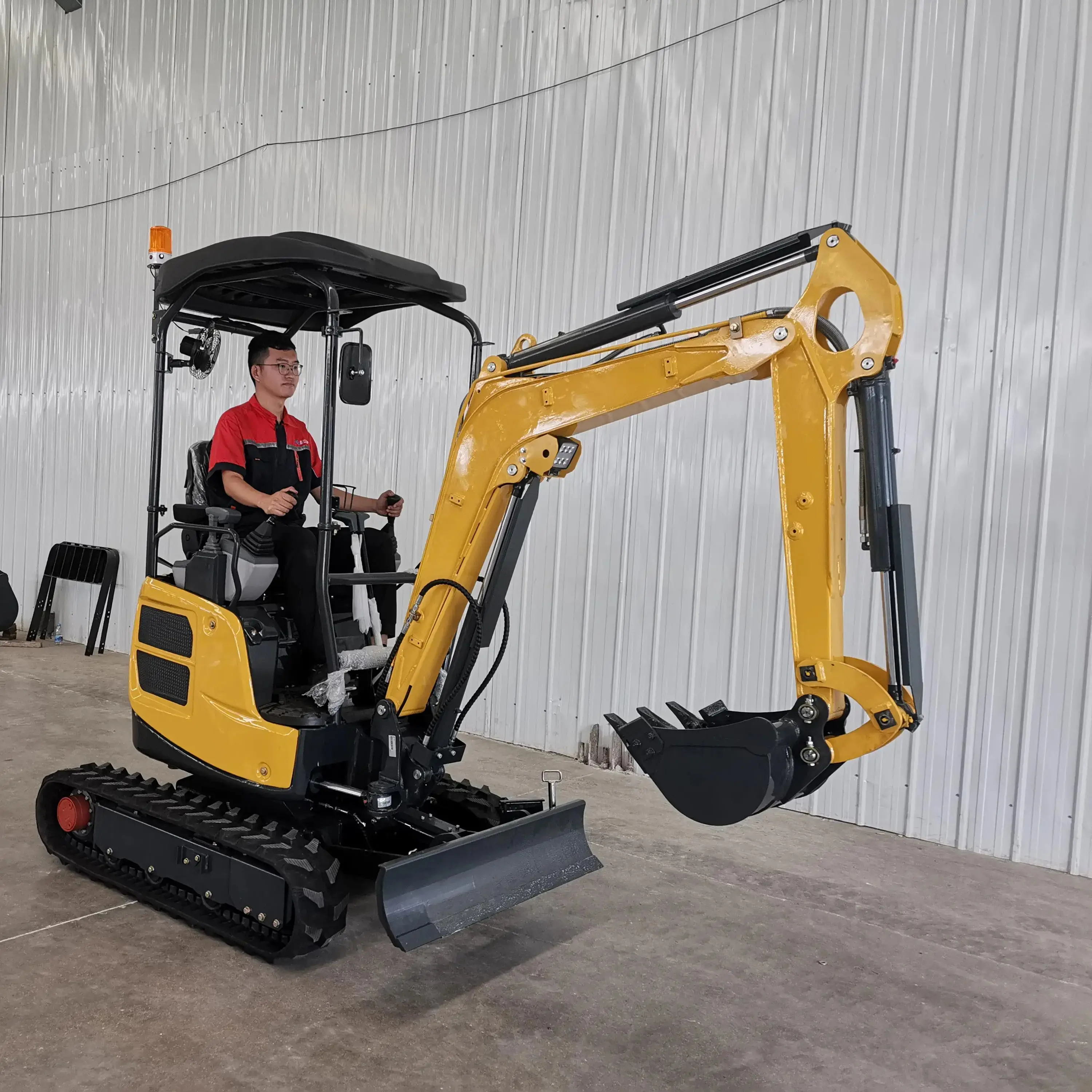 庭や農場用の小型ミニショベル、1.8トンと2トンの容量のコンパクトショベル販売中