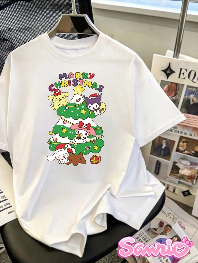 

Женская рождественская футболка Sanrio Hello Kitty — милый принт «Рождественская елка Hello Kitty», мягкий хлопок с круглым вырезом и коротким рукавом