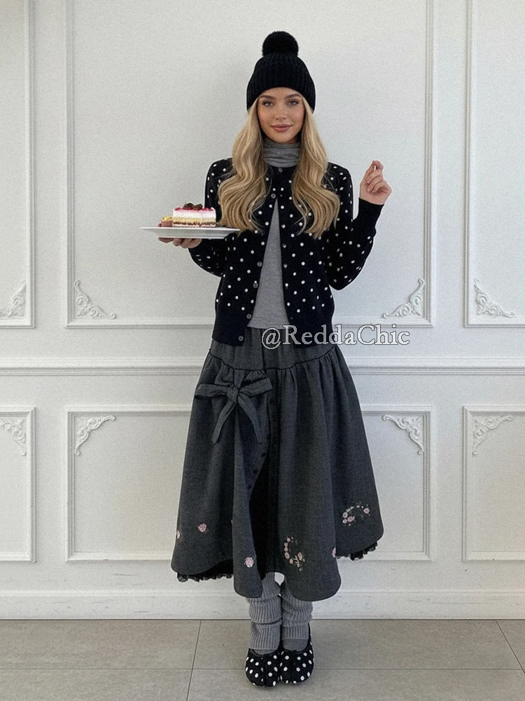 REDDACHiC Kawaii Spódnica Jeansowa Damska z Kokardą, Haftowane Kwiaty, Zapinana na Guziki, Elastyczna Talia, Długa Spódnica w Stylu Mori, Do Noszenia na Co Dzień