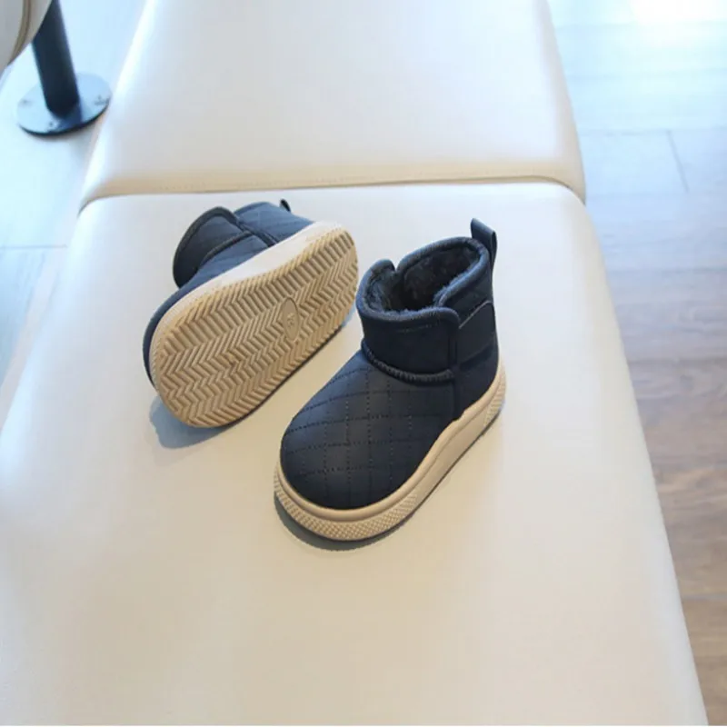 Botas de nieve para niños, botas cortas con terciopelo grueso y botas de algodón para niñas, zapatos cálidos de algodón para bebés, invierno 2025