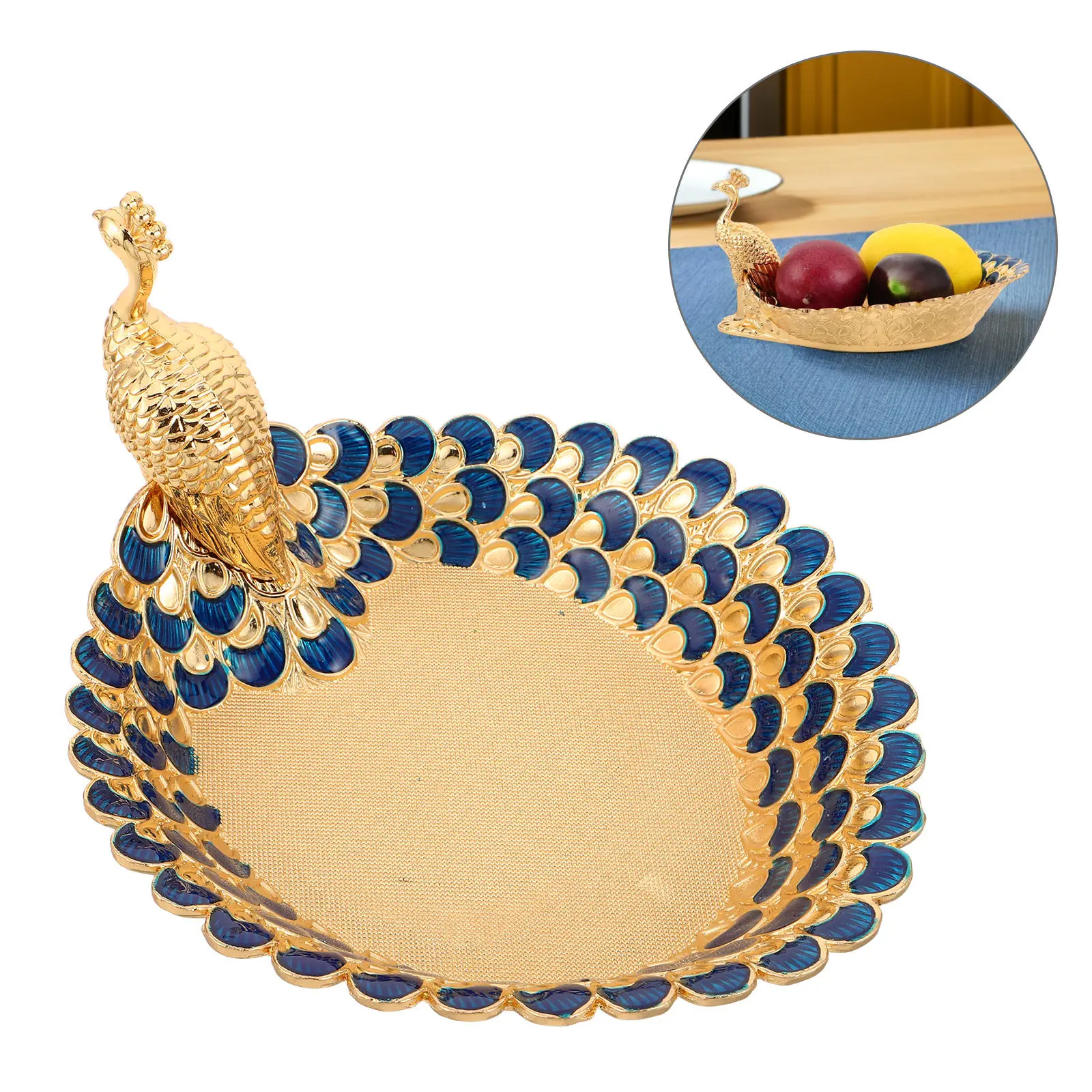 

Декоративная металлическая тарелка-поднос для фруктов и закусок с позолотой и рельефным узором в виде павлина