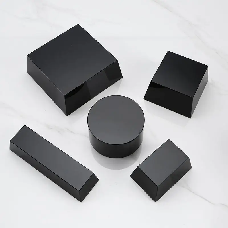 قاعدة زجاجية كريستالية شفافة، قاعدة مستطيلة شبه منحرفة سوداء، مجوهرات مصنوعة يدويًا، رف عرض لتخزين الخاتم