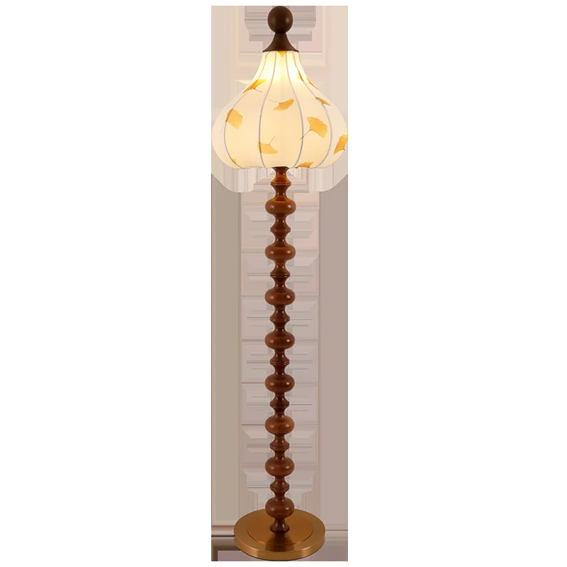 Soggiorno dal pavimento al soffitto, camera da letto, atmosfera premium, divano americano accanto alla lampada da scrivania verticale retrò
