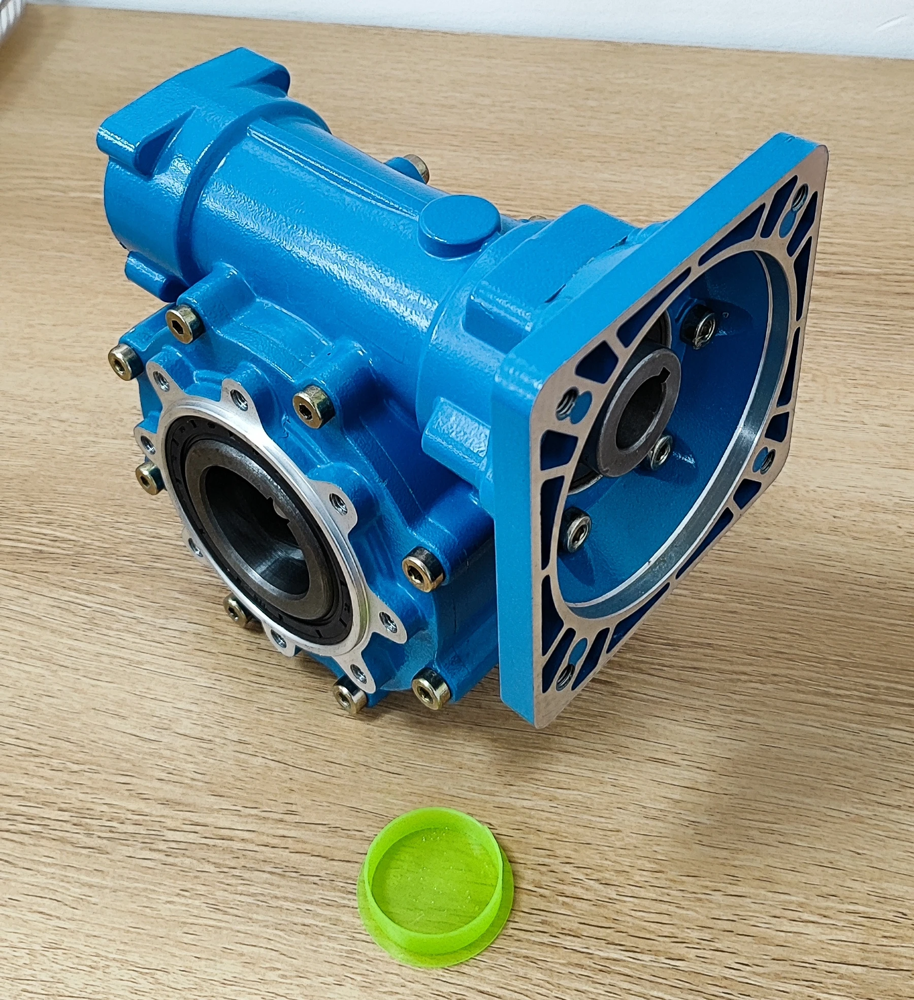 Input 14/19/22/24/28mm Output 28mmWorm Gearbox Worm Gear Reducer  CYVF75   Ratio 5:1/100:1 Worm Gear Tin Bronze Free Maintenance
