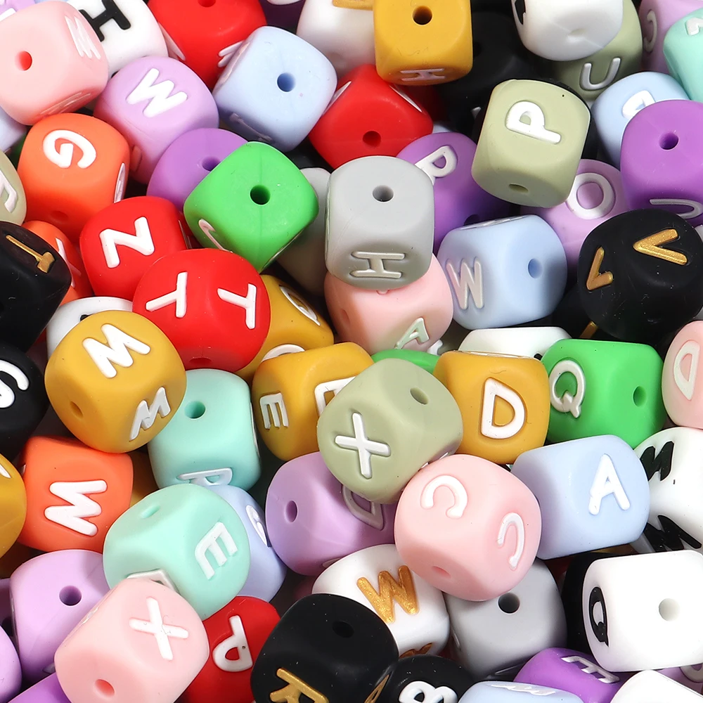 10-26 pièces de perles en silicone de 12 mm avec lettres, couleurs aléatoires et mélangées, perles carrées en alphabet pour la fabrication de bijoux, bracelets et porte-clés DIY.