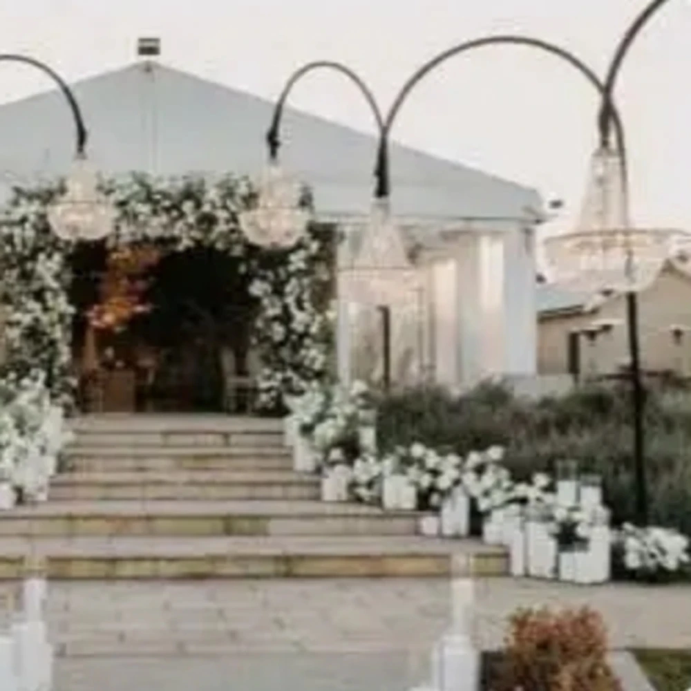 

4pcs Wedding Arch Tall Free Stand Chandelier Pole Hanging Gold Chandelier Walkway Stand