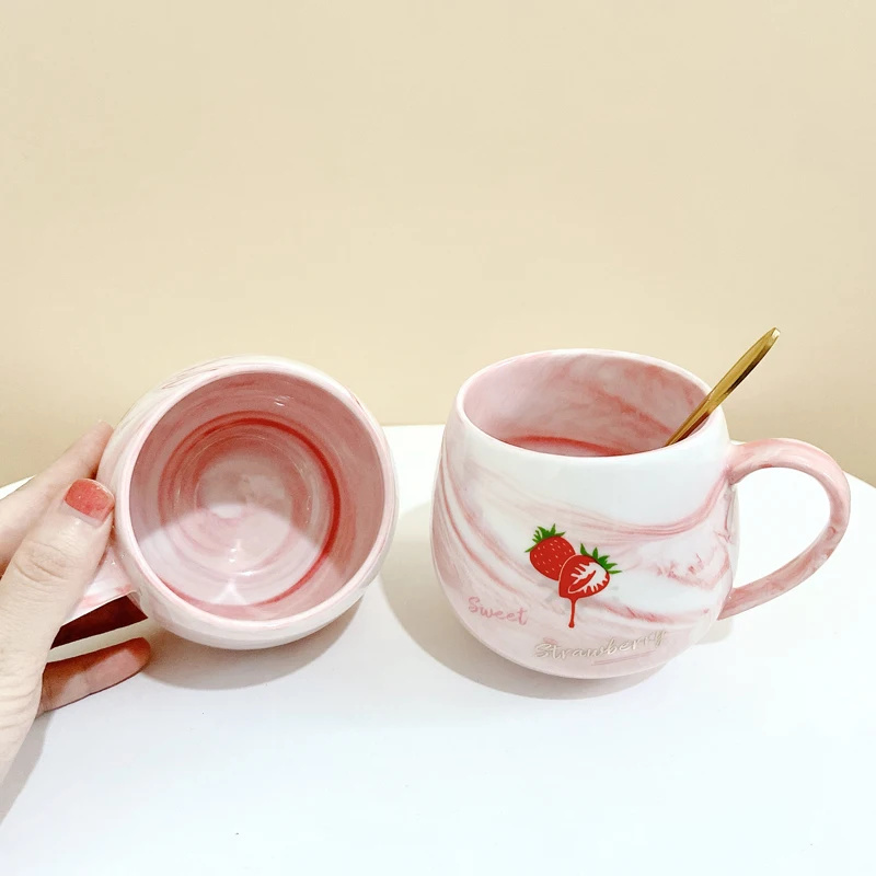 Strawberry Mug with Lid,Ceramic Mugs 450ML,Korean Coffee Cups,Cute Breakfast Porcelain Mug for Woman,Student
