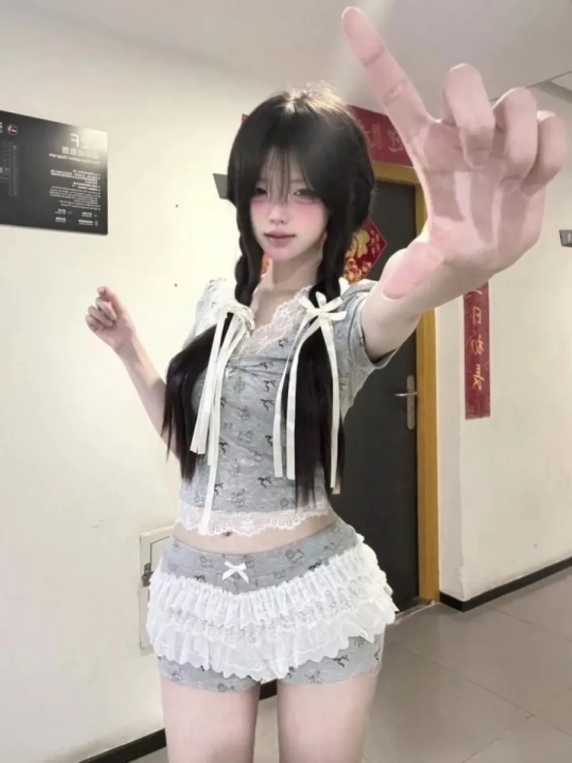 

Сексуальный комплект для женщин: облегающий топ с принтом и кружевными шортами, повседневный комплект из двух предметов с завязками на талии