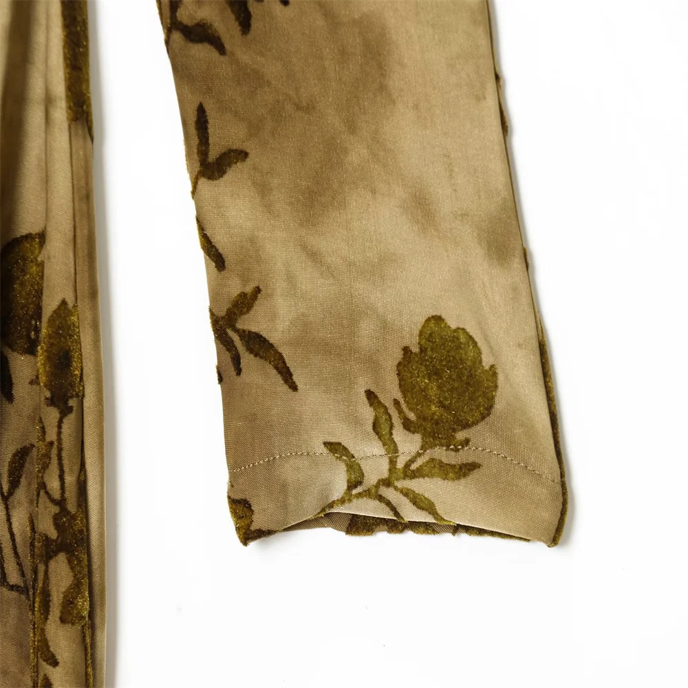 Nieuwe herfst- en wintercollectie voor dameskleding: afslankende geplooide jurk met schuine schouders in retrostijl