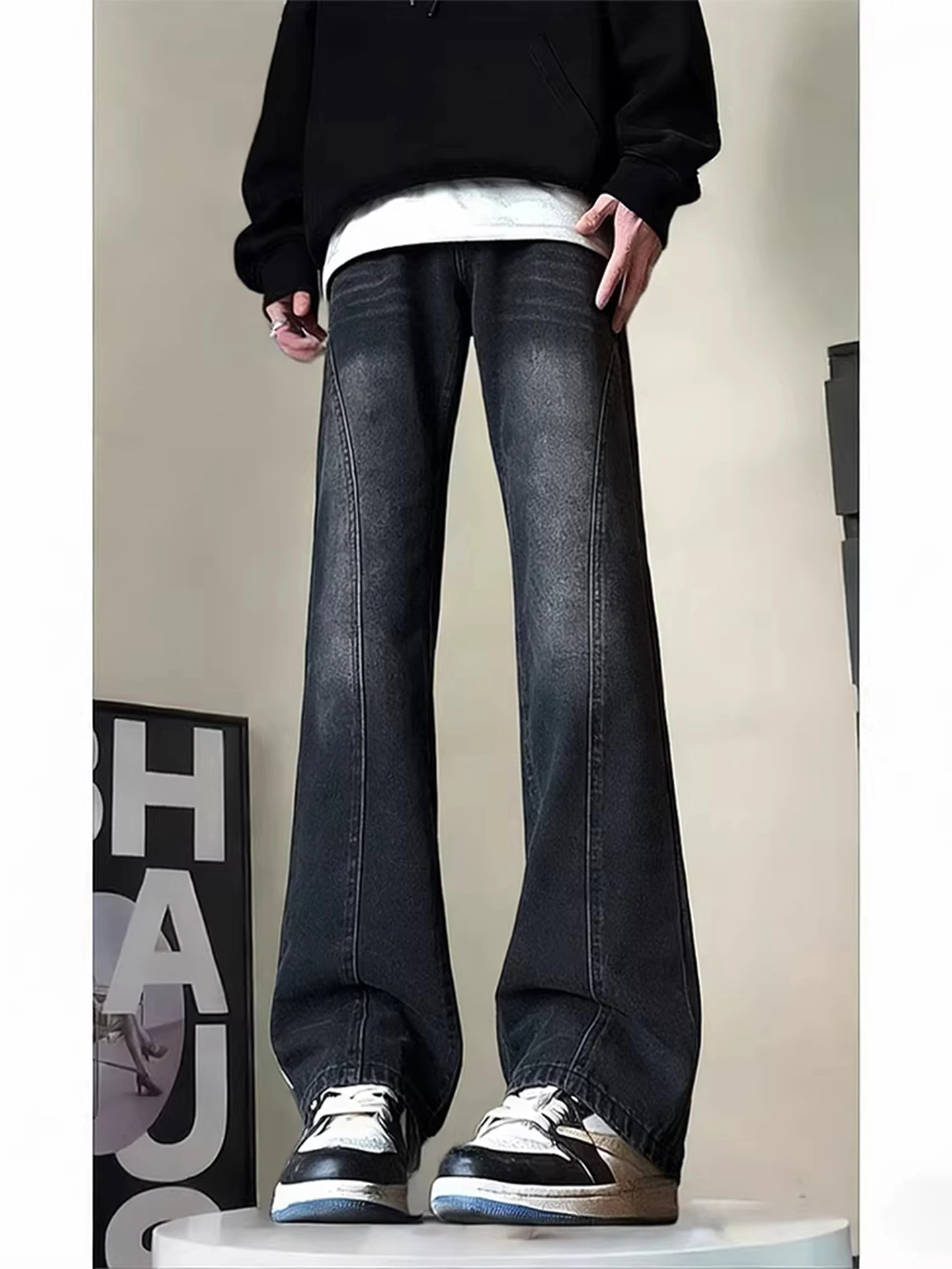 

Мужские джинсы American Sle Diagonal Cut Flared: весенне-осенние, в стиле High Street Vibe, с эффектом потертости, прямые, зауженные, с диагональным кроем.