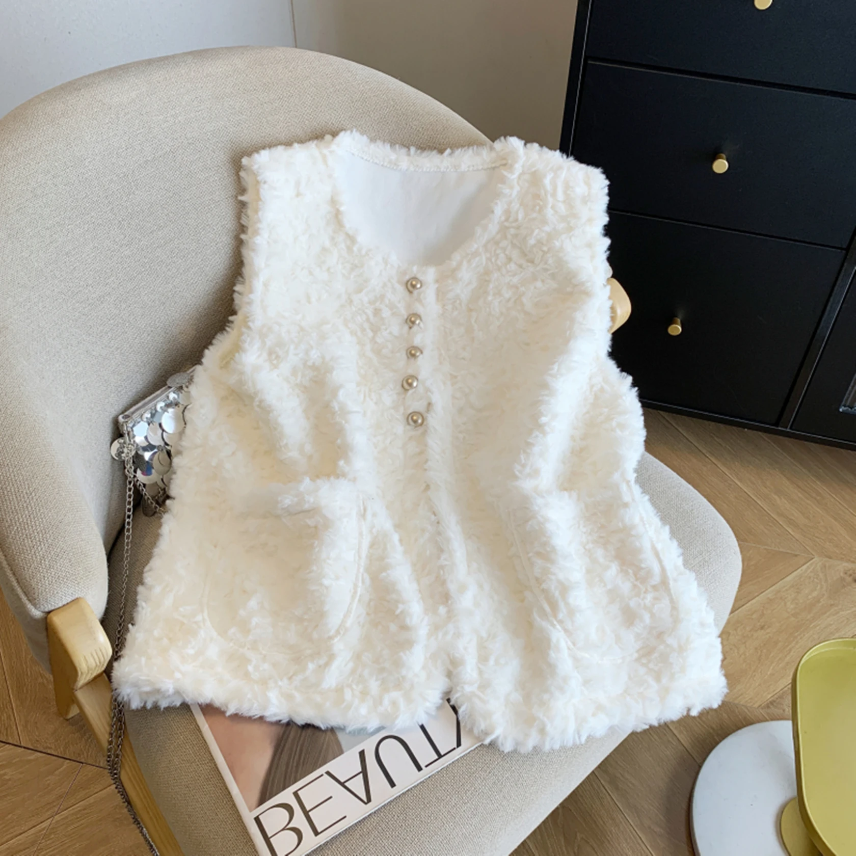 

High End Light Luxury Women's Clothing Fashionable Elegant Temperament V-neck Vest 2025 Autumn Winter New Plush Warm Jacket