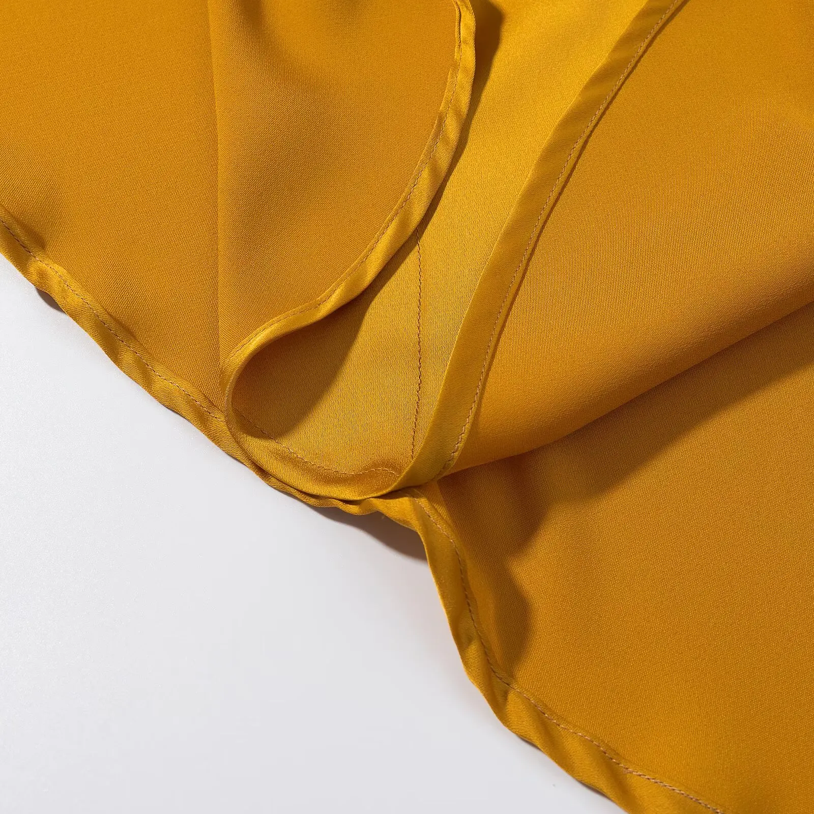 KONDALA Luxuriöses Gold-Satin Damen Partykleid, One-Shoulder Plissiertes Midi-Abendkleid, Modisches Sommerkleid 2026 für den Urlaub – Detail 4