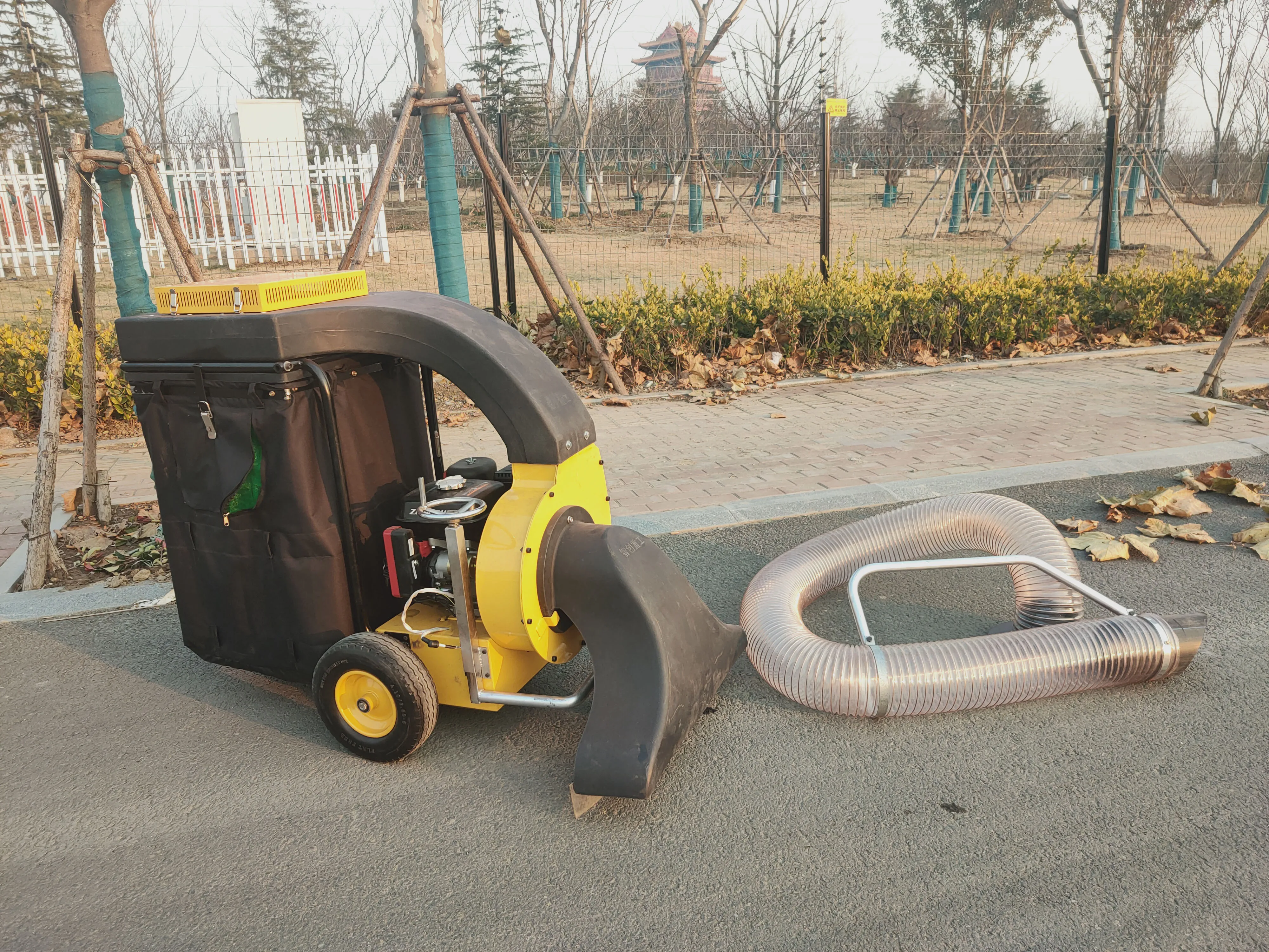 Samozasilany, silnikowy rozdra – Outdoor Power Vacuum recenzja i cena