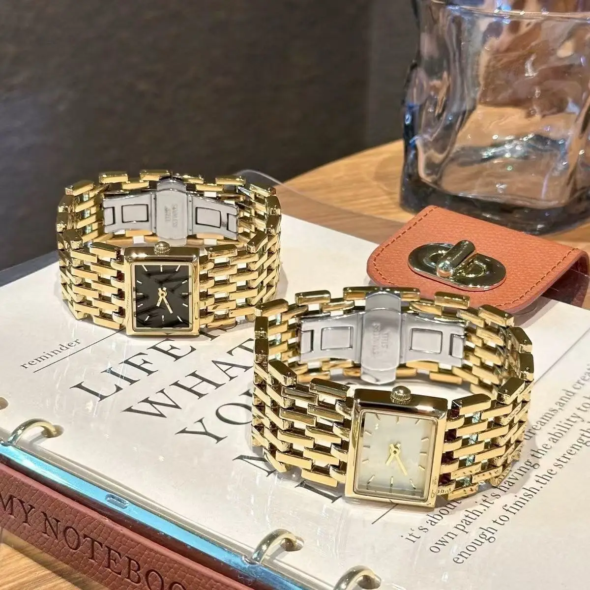 Women Men Quartz Watch Crystal Diamond Gold Hot Sale Luxury Luxury Model Box Watch Remover Ion Plating