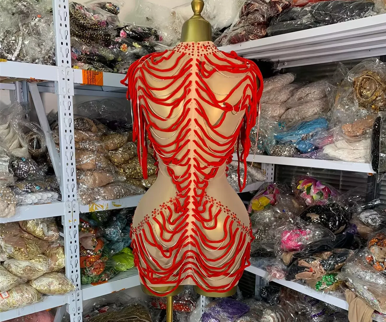 Costumi di scena di design di lusso da donna Cinturino in peluche Perline Nappa Maglia aderente Mini abito Occasioni speciali Abito da festival musicale