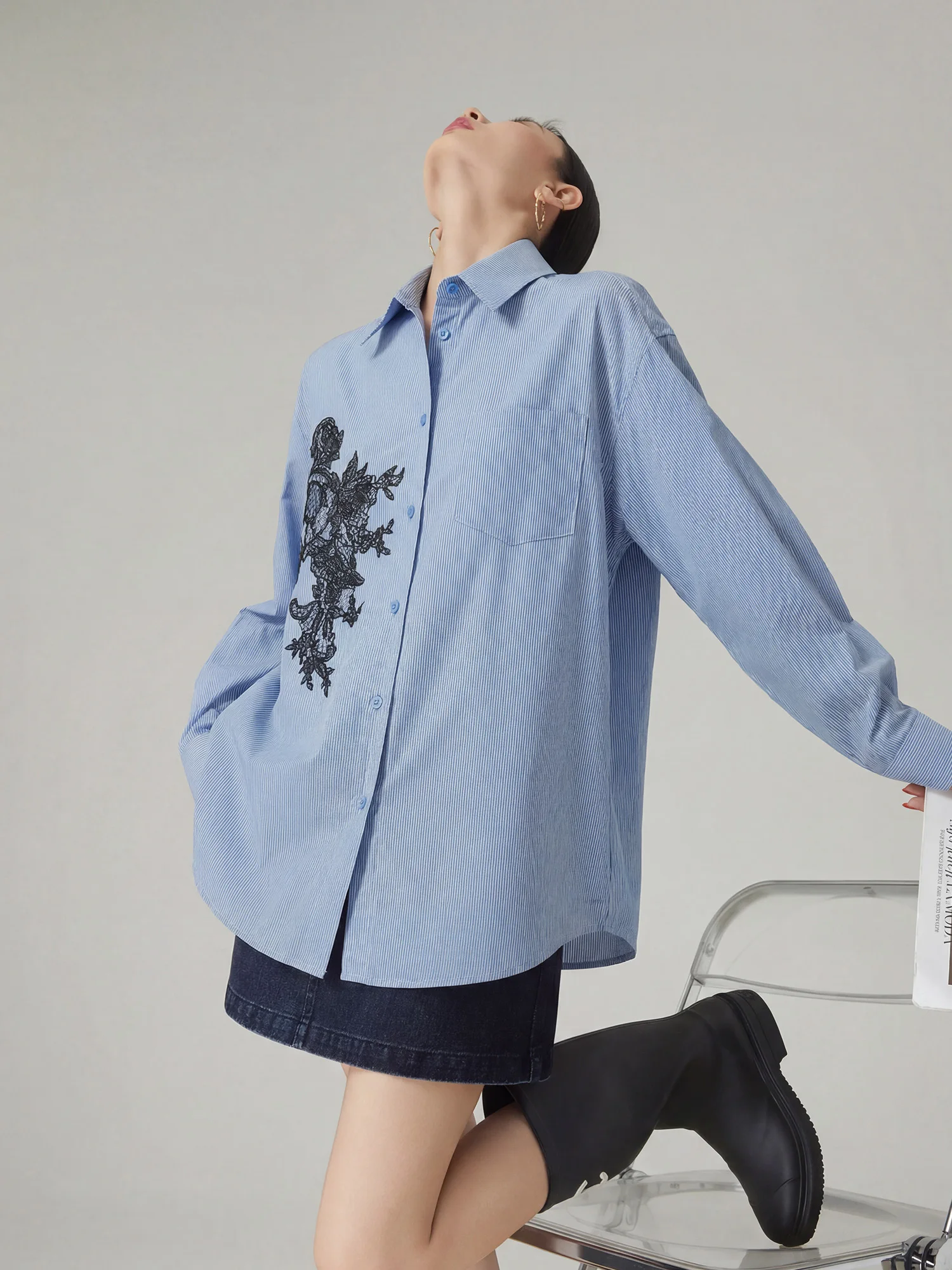 

Синяя винтажная женская рубашка с кружевными вставками и полосками, свободного кроя, стройнящая, универсальная, для повседневной носки