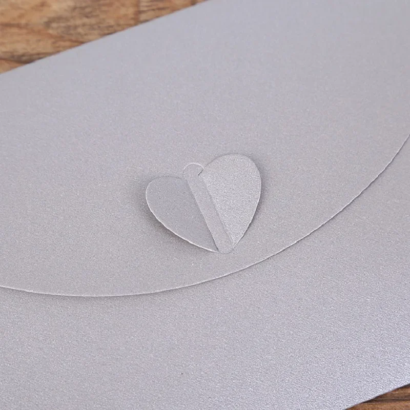 50 ชิ้น/ล็อตซองจดหมายคุณภาพสูง 250g Pearlescent กระดาษ Love BUCKLE ซองสําหรับงานแต่งงานเชิญธุรกิจเครื่องเขียน