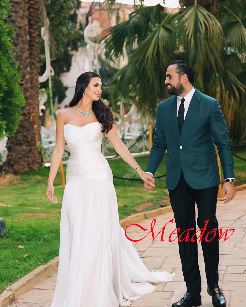 カスタマイズされた絶妙なホワイトチュールブライダルドレス高品質ストラップレスノースリーブウェディングドレスチャペルトレインジッパーバックドレス