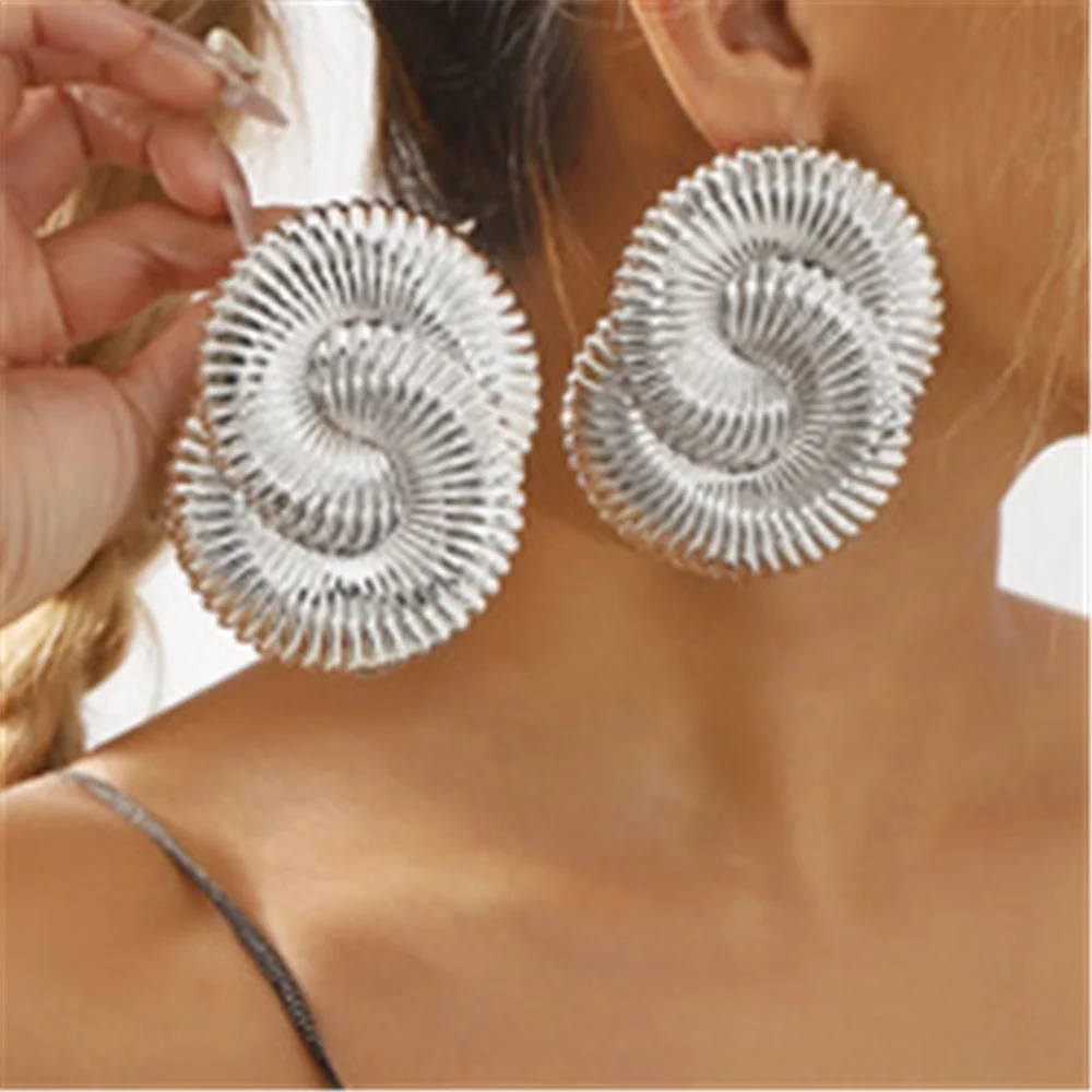 جديد المعادن الملتوية تموج مبالغ فيها مزاجه النساء الأوروبية الأمريكية عبر الحدود ضوء الفاخرة موضة القرط SS-8461