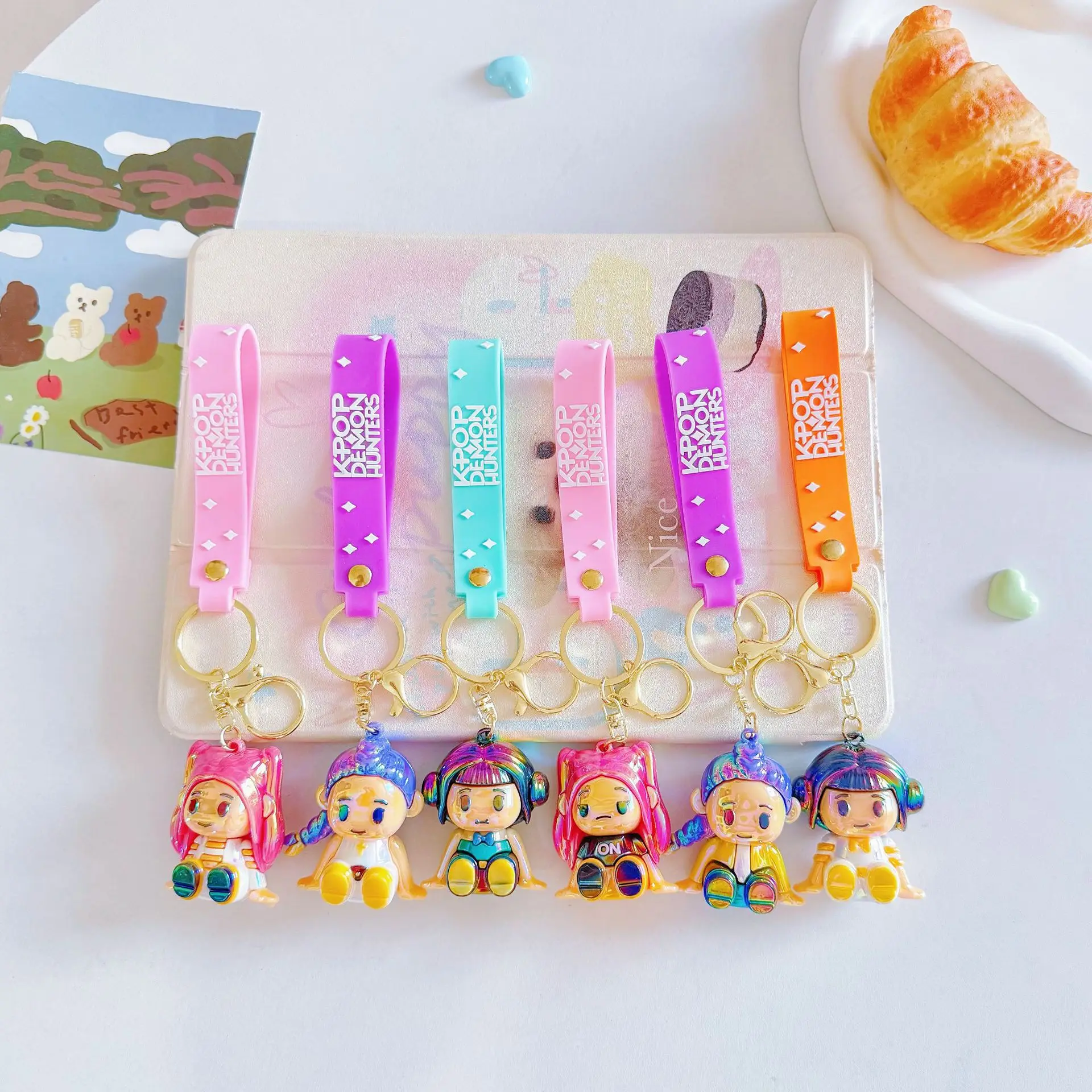 قلادة سلسلة مفاتيح كرتونية ملونة بالليزر من K-pop، حقيبة لطيفة، قلادة سلسلة مفاتيح للسيارة، هدية زميل اللعب