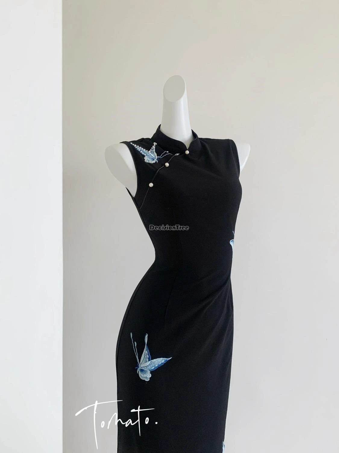 

Новое китайское традиционное платье-ципао 2026 года, повседневное, элегантное, с вышивкой бабочек, женское, без рукавов, черное, приталенное.