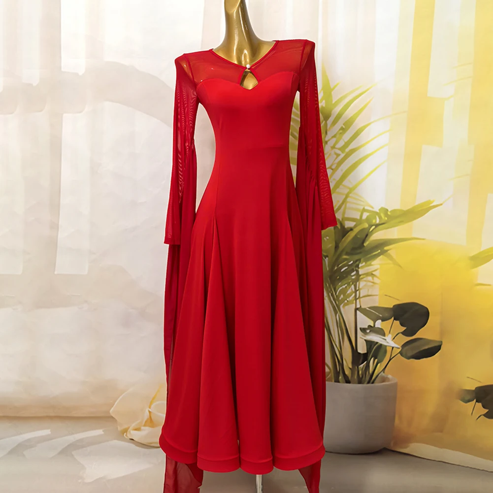 Strój dla damskiego zespołu tanecznego, czerwona sukienka do ćwiczeń tańca towarzyskiego, jasnoniebieska sukienka do walca, czarna sukienka z dużymi rękawami.