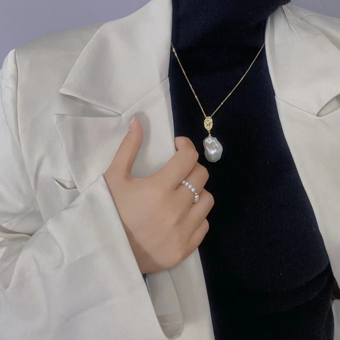collana-con-pendente-di-perle-barocche-naturali-forma-irregolare-stile-moneta-d'oro-grande-tendenza-ins-accessorio-di-gioielleria-di-marca