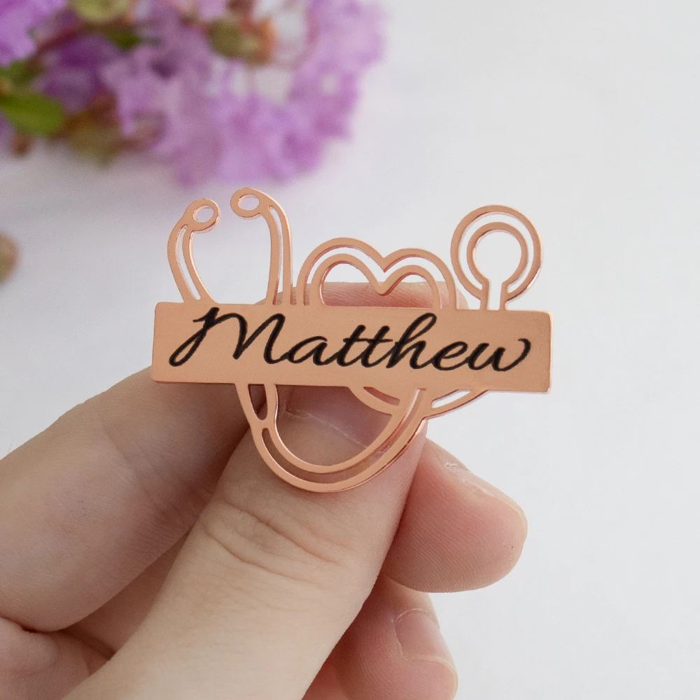 Personalize vários estilos de broches médicos, emblemas em formato de estetoscópio e placas de identificação gravadas profissionais em formato de dentista
