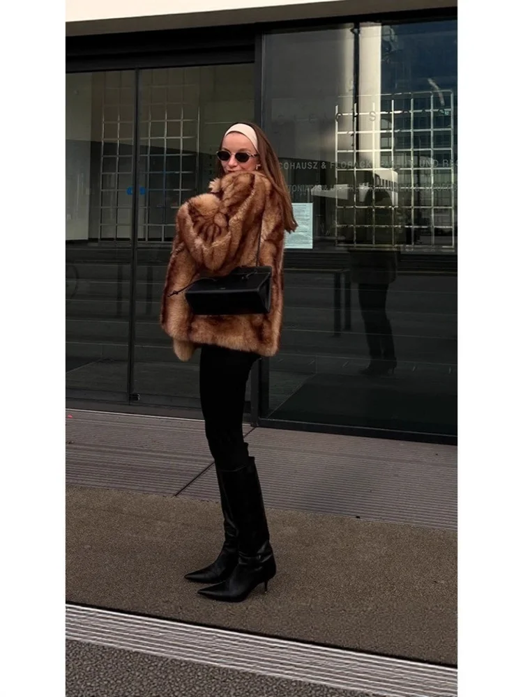 Europäischer und amerikanischer modischer brauner Kunstfell-Wintermantel, locker, einfach, exquisit, elegant, Pendeln, bequemes Revers, glatt