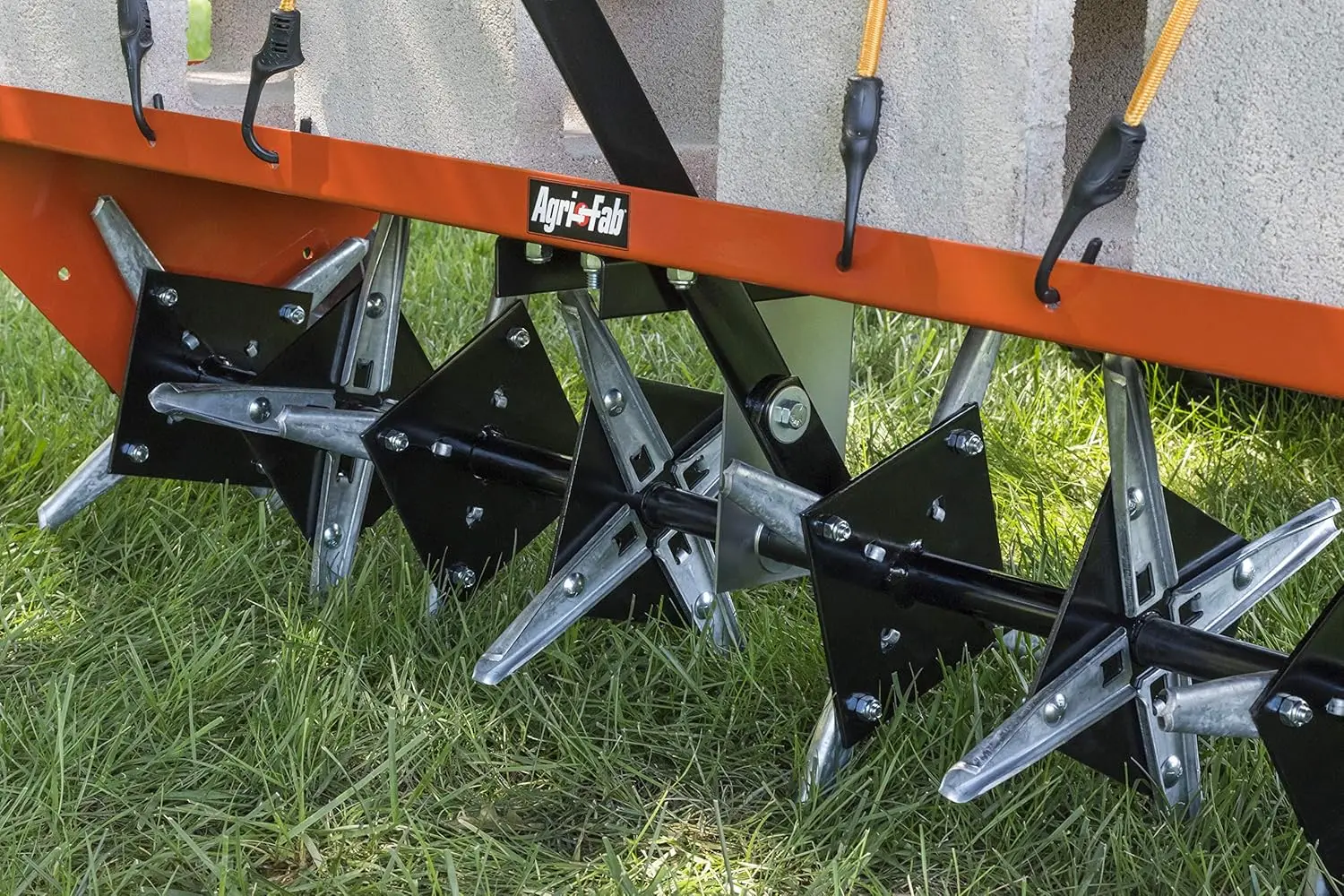 Aerator colokan rumput belakang dengan halangan Universal; Dirancang untuk menarik di belakang rumput