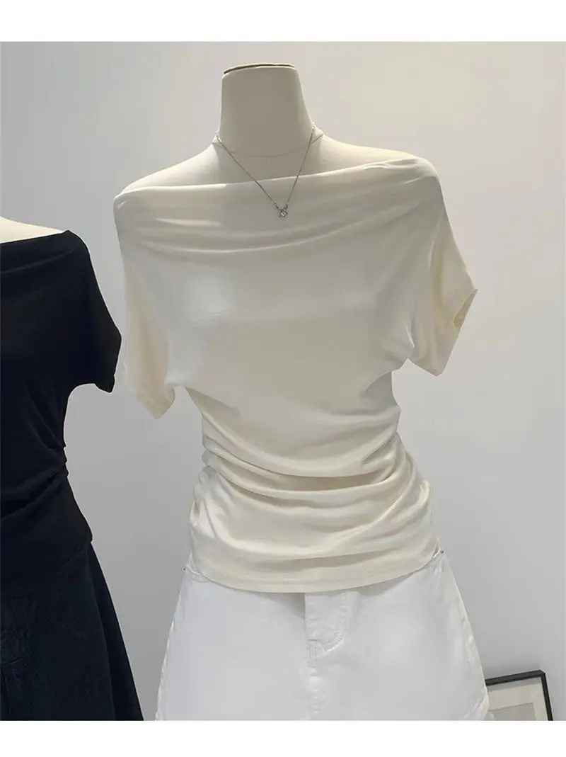 Sommerliches, schwarzes Damen-T-Shirt mit einem Schulterträger, kurzen Ärmeln, im koreanischen Stil, figurbetont, mit freiem Schulterbereich, modisch. – Detail 6