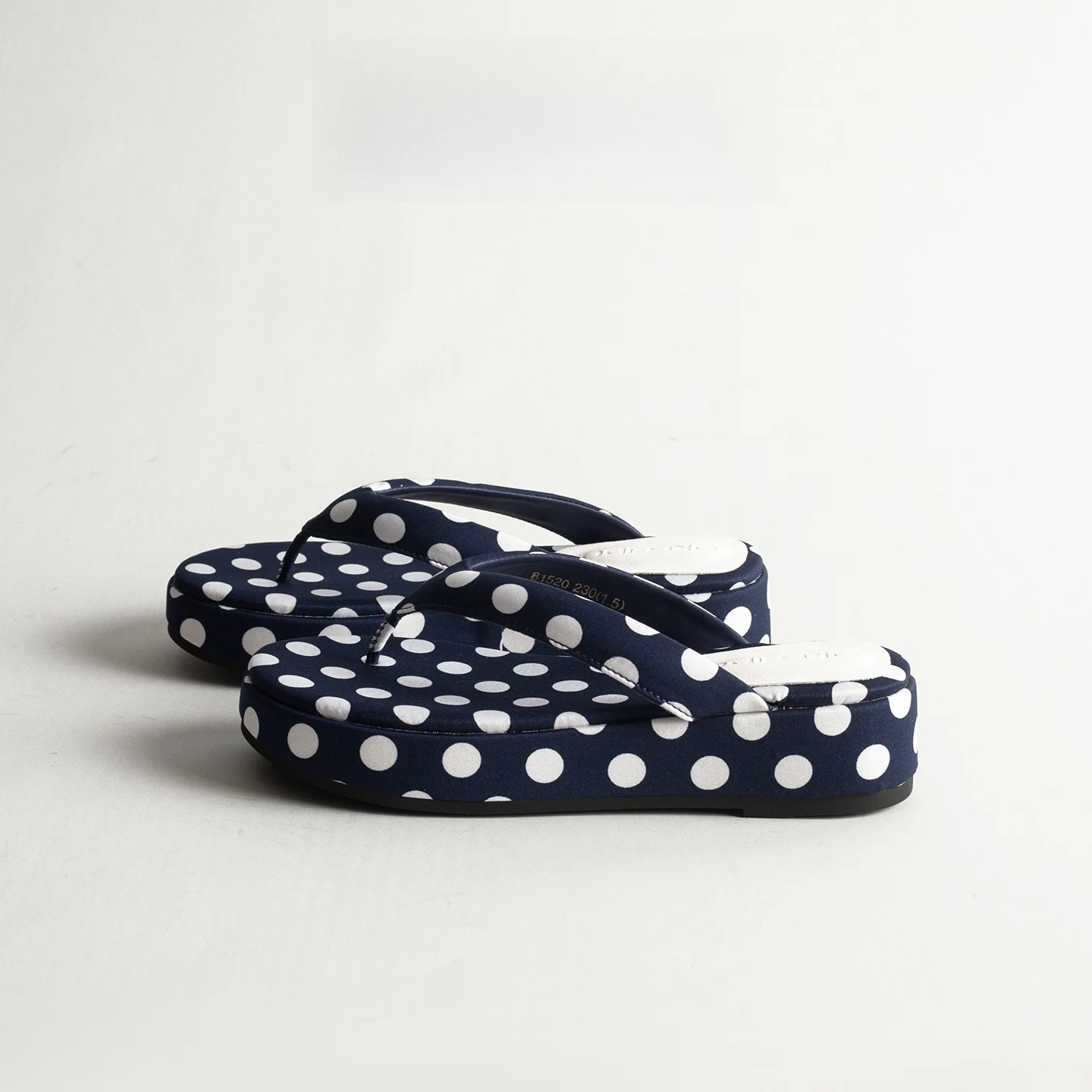 

Retro Polka Dot Wedge Sandals Women's Summer 2026 Outdoor Versatile Slip-On Toe Postgraduate Flip Flop Beach Shoes
