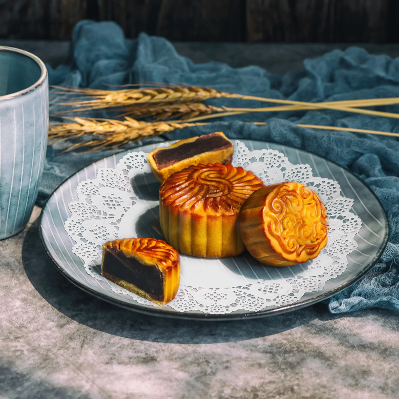 

100Pcs Lace Paper Doilies Round Cake Decorating Pads Non-Stick Mats for Cakes Cupcakes Cookies Biscuits Party Doilies Lace Paper