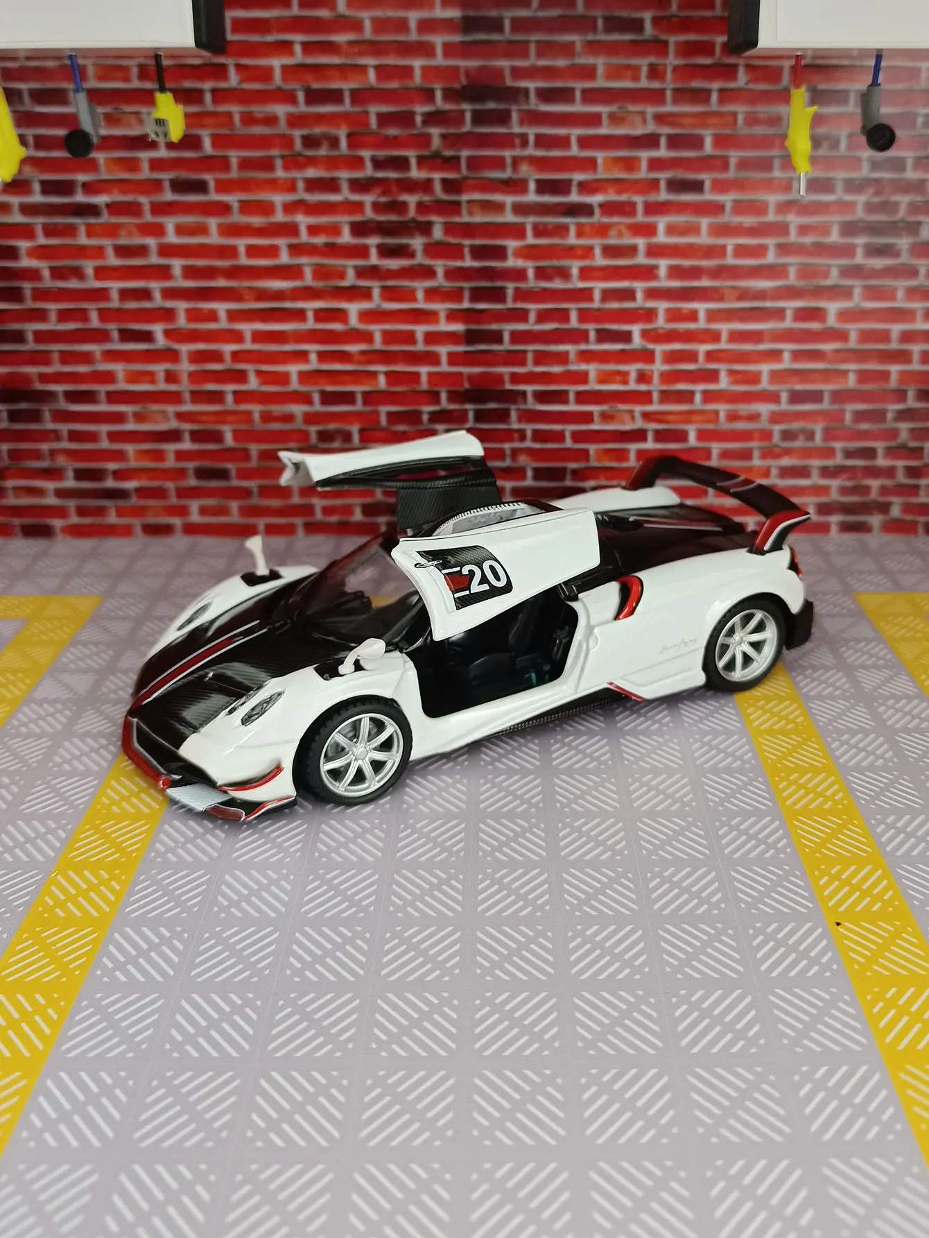 

CCA 1:32 Pagani BC Alloy Sports Car Model Metal Sound and Light Collection Children Toy can be given as a gift to friends