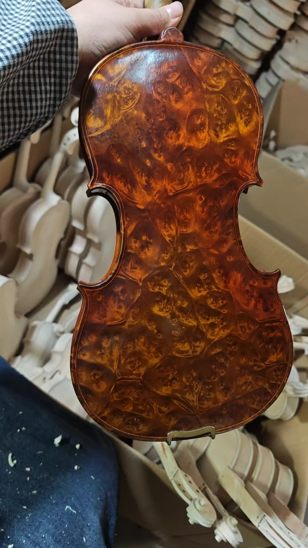 

Musical Instruments 4/4 Solid bird eye maple backboard and side spruce panel painted on violin ,equipped with violin chords