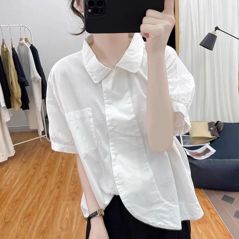 

Irregular short sleeved white shirt for women in the summer 2024, gold ingot collar and loose fitting top. Retro shirt