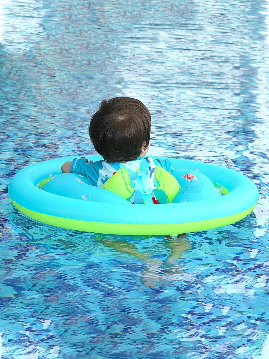 Giochi gonfiabili estivi per acqua, anelli da nuoto per bambini e anelli per ascelle del bambino