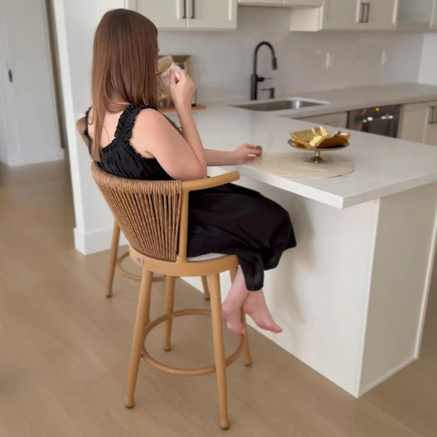 

Набор из 2 современных металлических барных стульев для улицы с поворотным механизмом, плетеным сиденьем, изогнутой спинкой и подлокотниками, на заказ