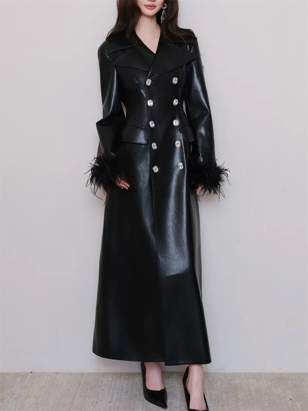 2025 Cappotto invernale in pelle da donna, design con nappe con diamanti e piume, giacca in pelle da donna, trench stile Y2K/reggiseno capispalla