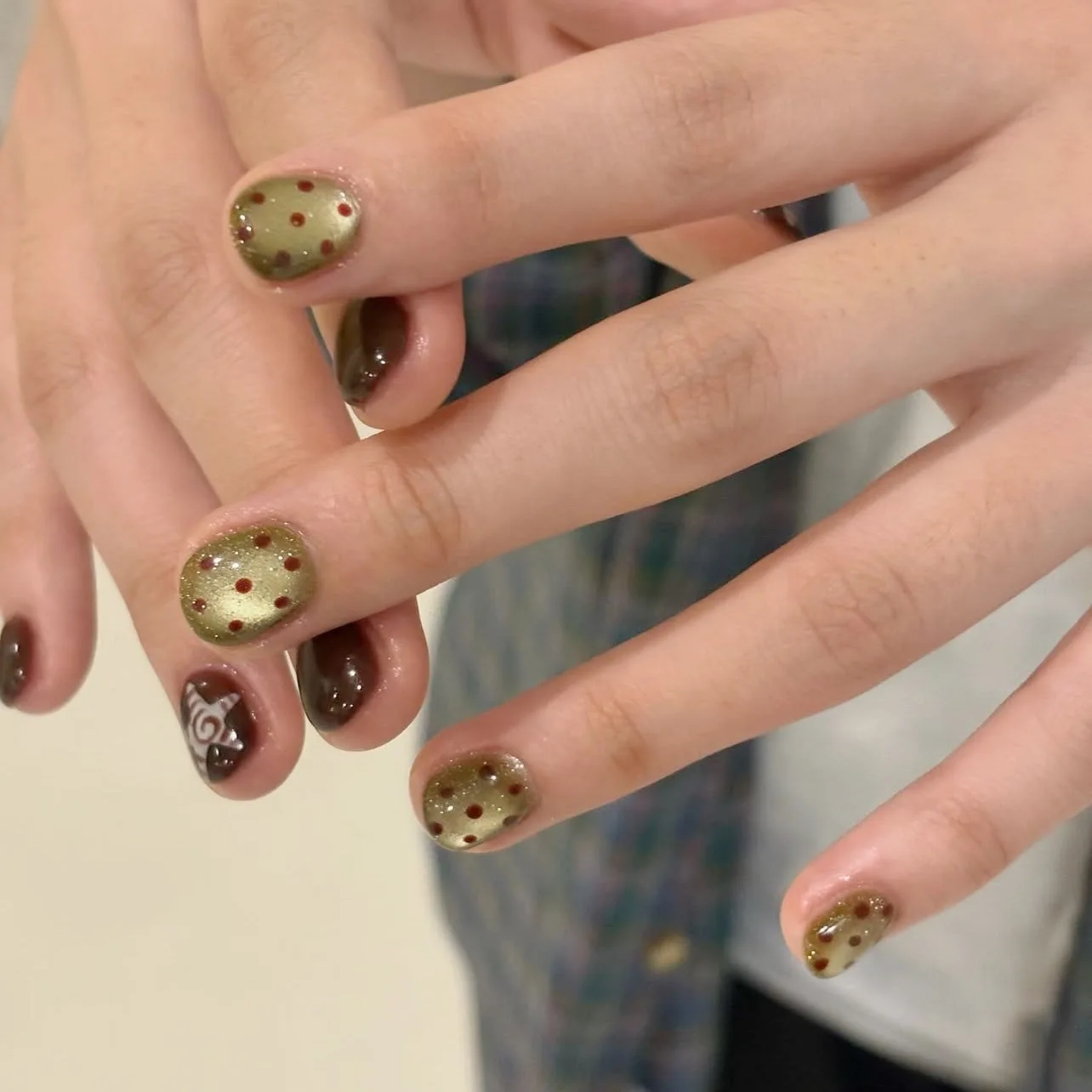 10 قطعة اليدوية قصيرة الصحافة على الأظافر الأحمر البني ستار نمط ضوء الذهب القط العين الأحمر منقطة تصميم الأظافر وهمية يمكن ارتداؤها رسومات أظافر #3